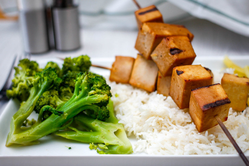 Tofu-Grillspieß mit Brokkoli und Reis