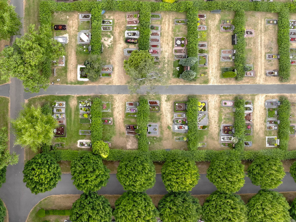 Deutzer Friedhof in Köln aus der Vogelperspektive. Luftbild eines Friedhofs