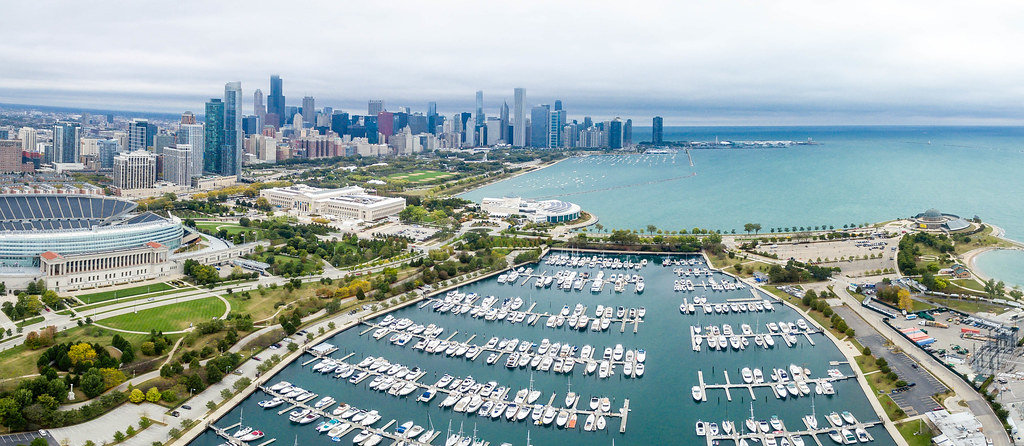 Luftbildpanorama: Soldier Field, The Field Museum, Shedd Aquarium, Marina, Northerly Island und Skyline von Chicago