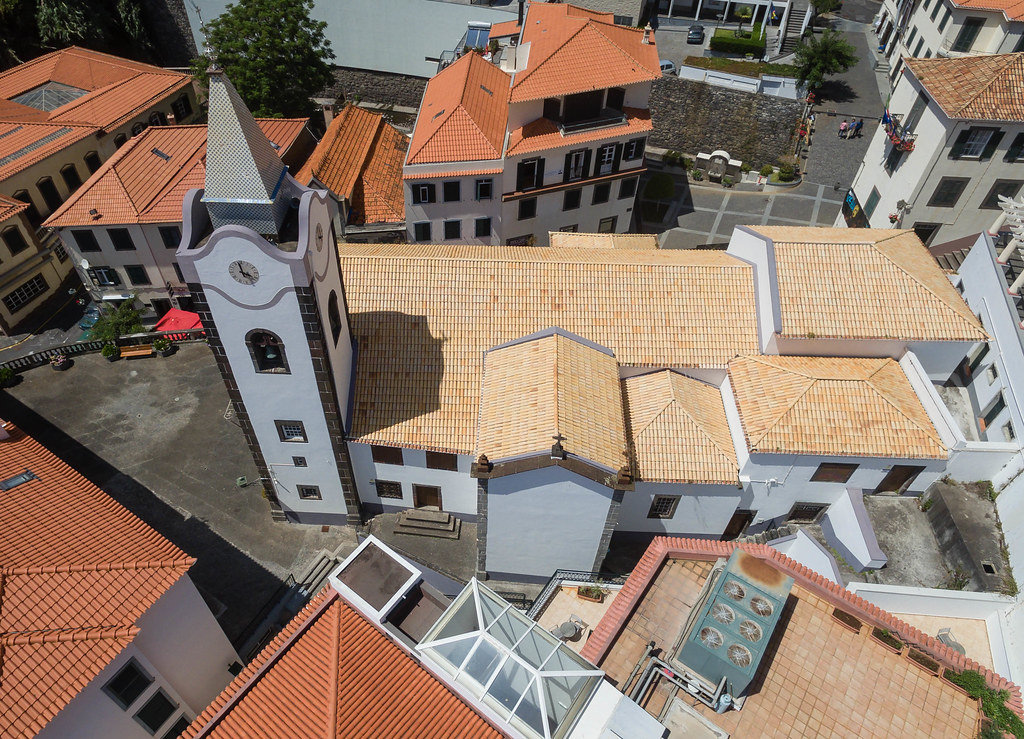 Kirche auf Madeira aus der Vogelperspektive (Drohnenfoto)
