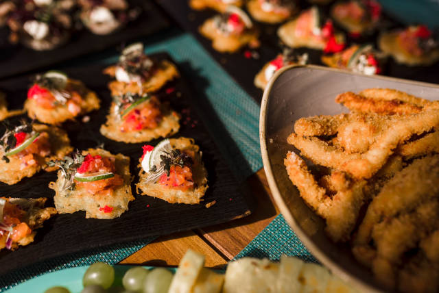 Little Cnape Appetizers  - Fried Potatoe Pancakes With Salmon And Lime