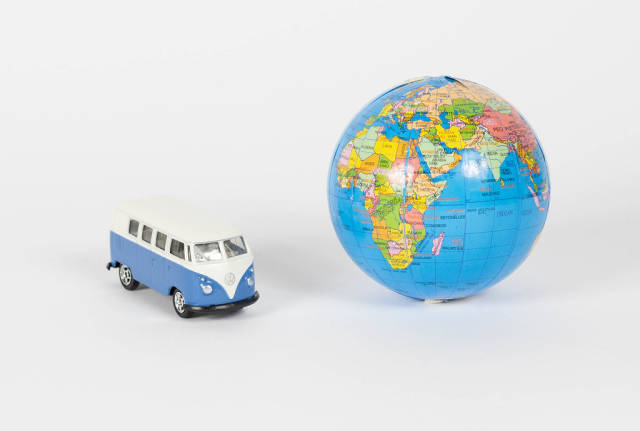 Globus und Oldtimer Reisemobil