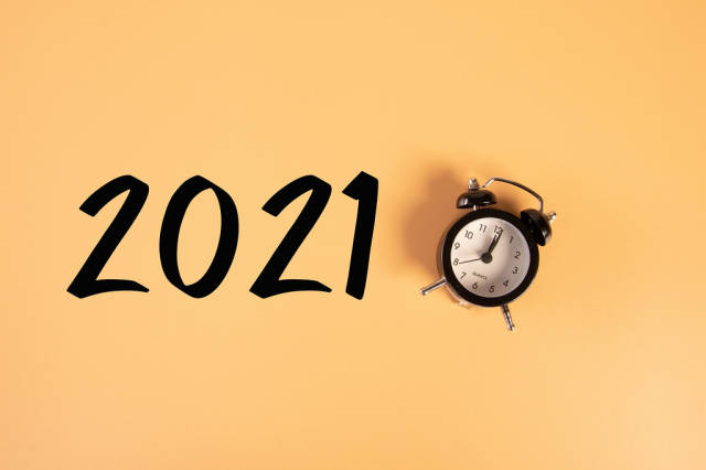 Alarm clock with 2021 text on orange background