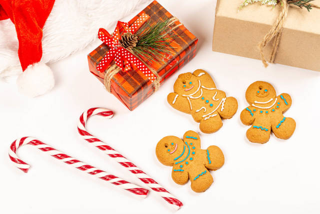 Gingerbread men with gifts and sweets