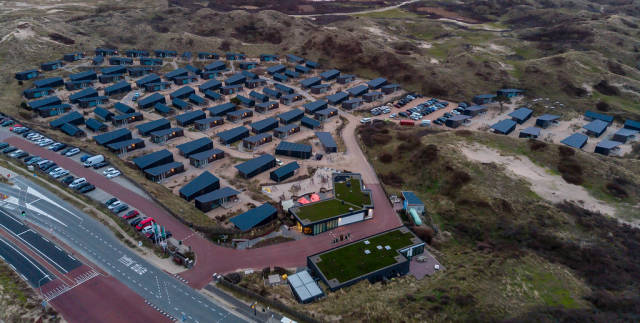 Foto von oben über Ferienpark Qurios in Bloemendaal, Niederlande bei Abendlicht