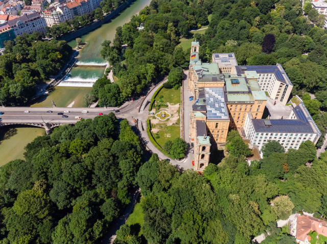 Drohnenaufnahme des Bayrischen Landtags und der Maximiliansbrücke über der Isar, München