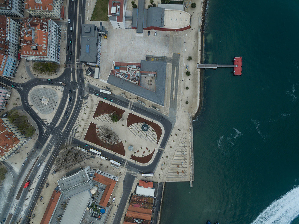 Cais do Sodré und die Europäische Beobachtungsstelle für Drogen und Drogensucht in Lissabon, Portugal (Drohnenfoto)