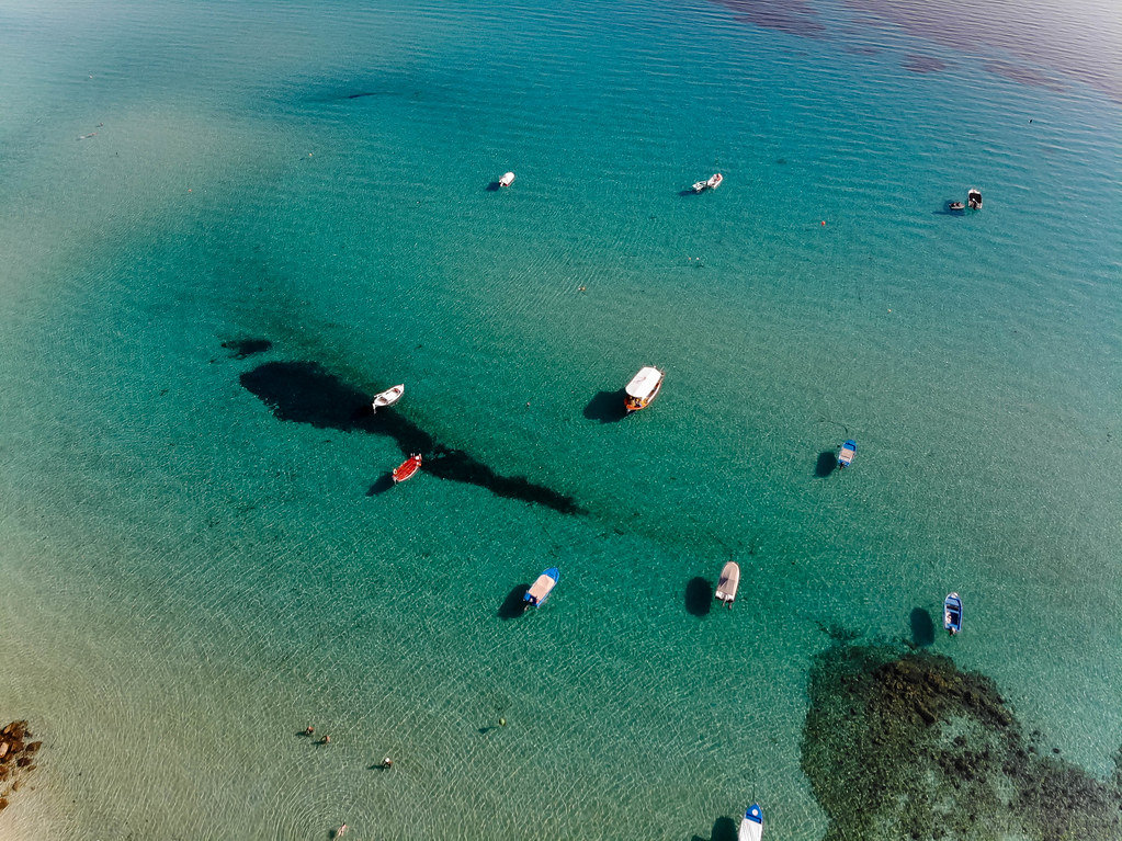 Bunte anlegende Boote aus der Vogelperspektive
