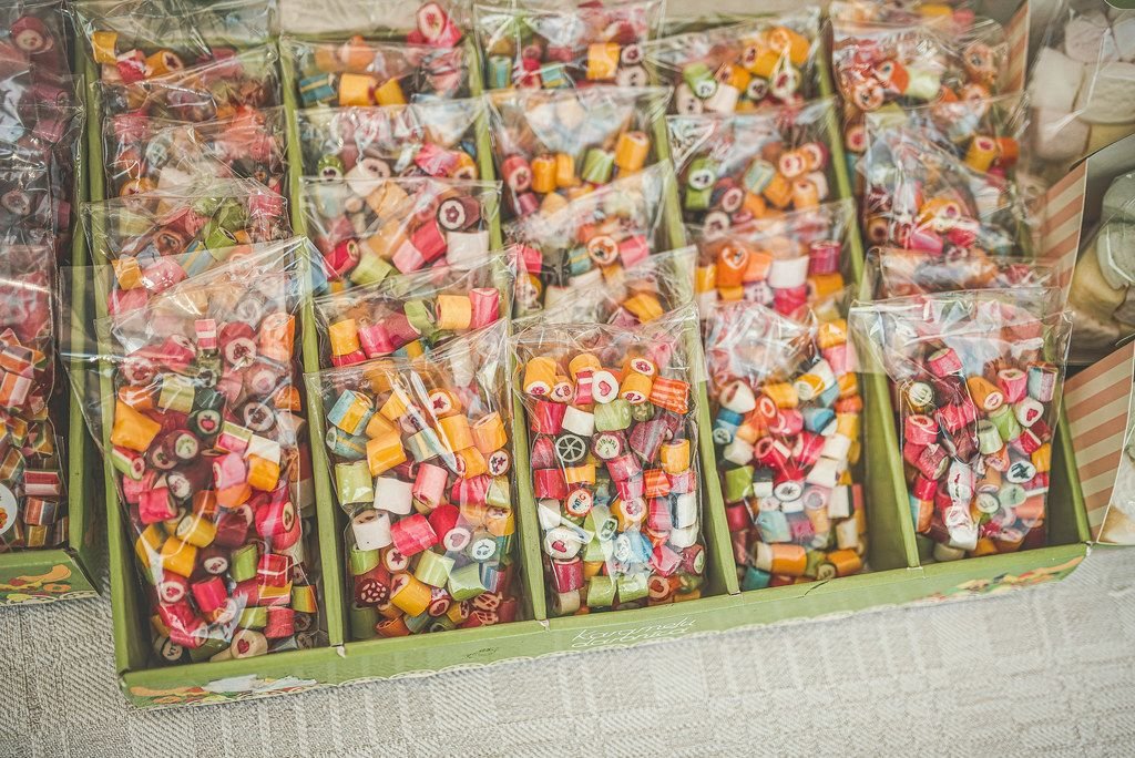 Bunte Süßigkeiten: Karameldrops in Plastik verpackt