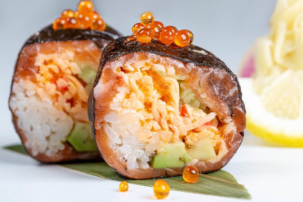Deluxe Sushi-Rollen mit Schneekrabbe, Lachs und rotem Kaviar