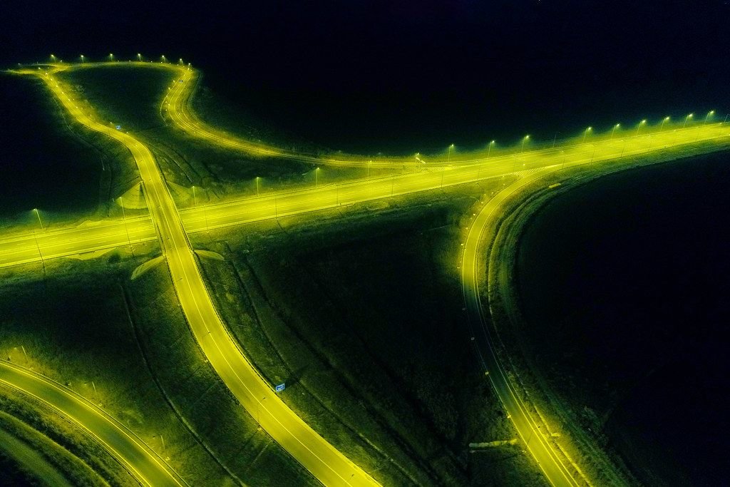 Drohnenbild zeigt gelbe, beleuchtete Straßen ohne Autos