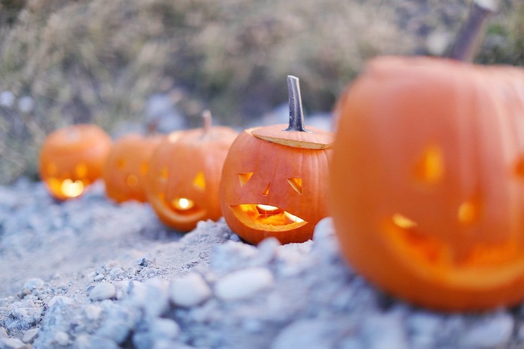 Halloween pumpkin lanterns with candles (Flip 2019)