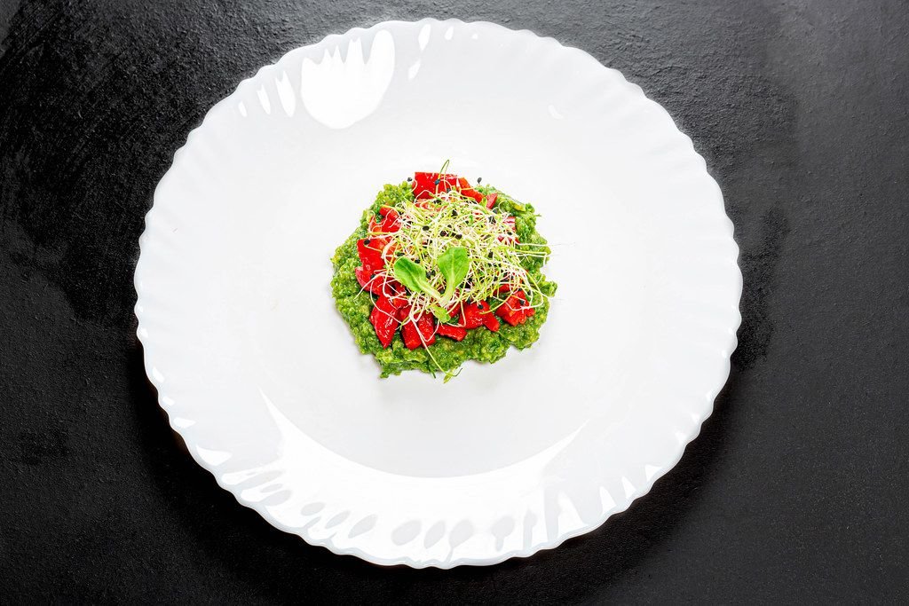 Sicht von oben auf Salat mit frischem Gemüse und Zwiebelsprossen auf ...