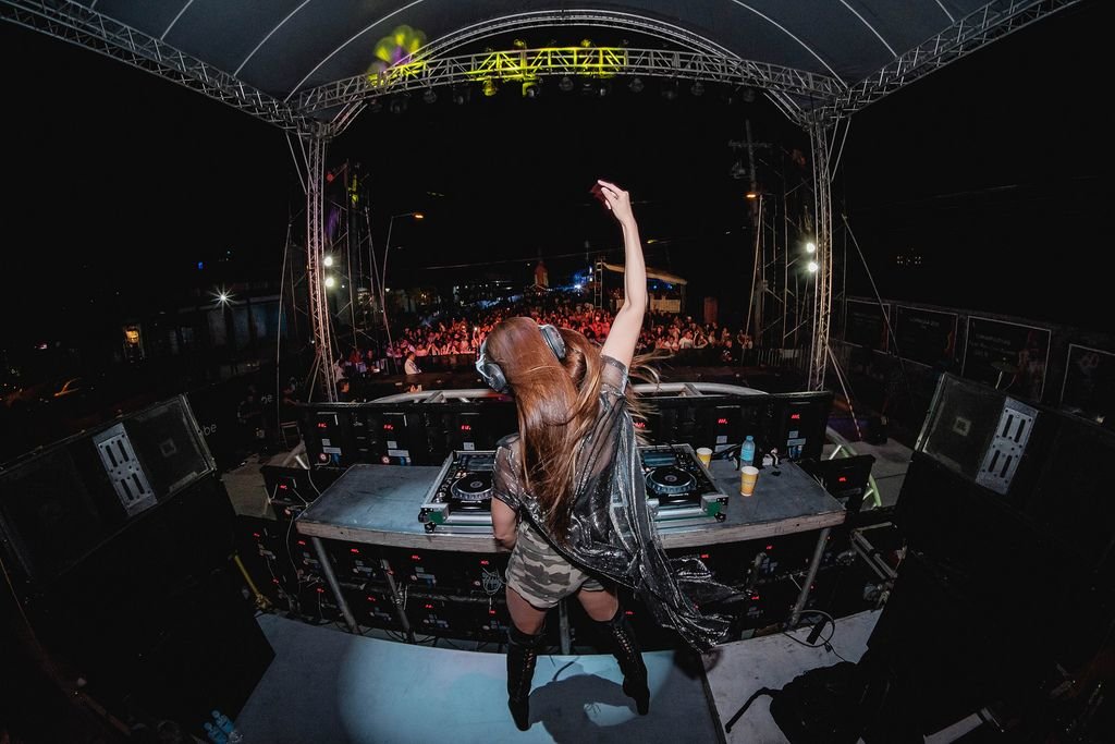 Dj Jennifer Lee Feiert Bei Ihrem Auftritt Am Dinagyang Music Festival Philippinen Kostenloses