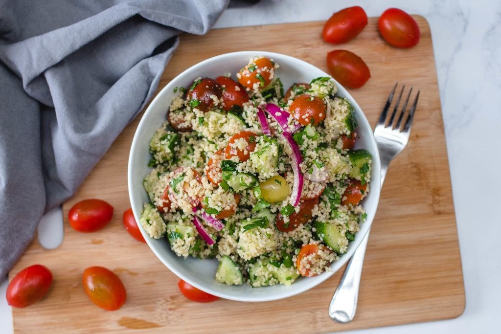 Couscous-Salat mit buntem Gemüse in einer weißen Schale - Kostenloses ...