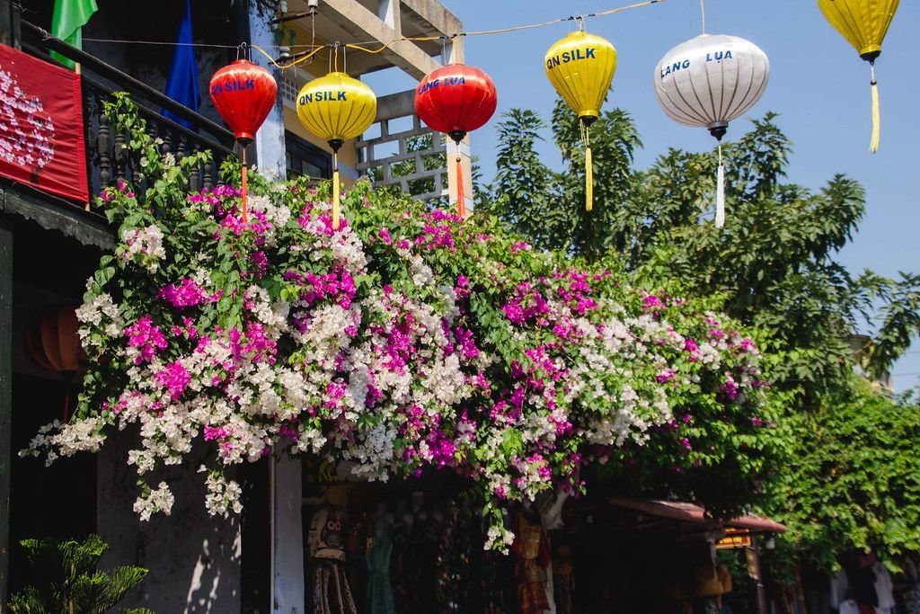 Asiatischer Straßenschmuck mit Seiden-Laterne an einer Girlande in Hoi Ann, Vietnam