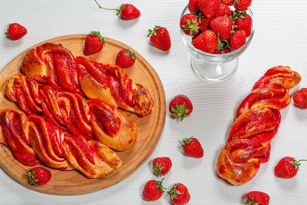 Frische hausgemachte Knödel mit Erdbeer-Marmelade und frischen Erdbeeren