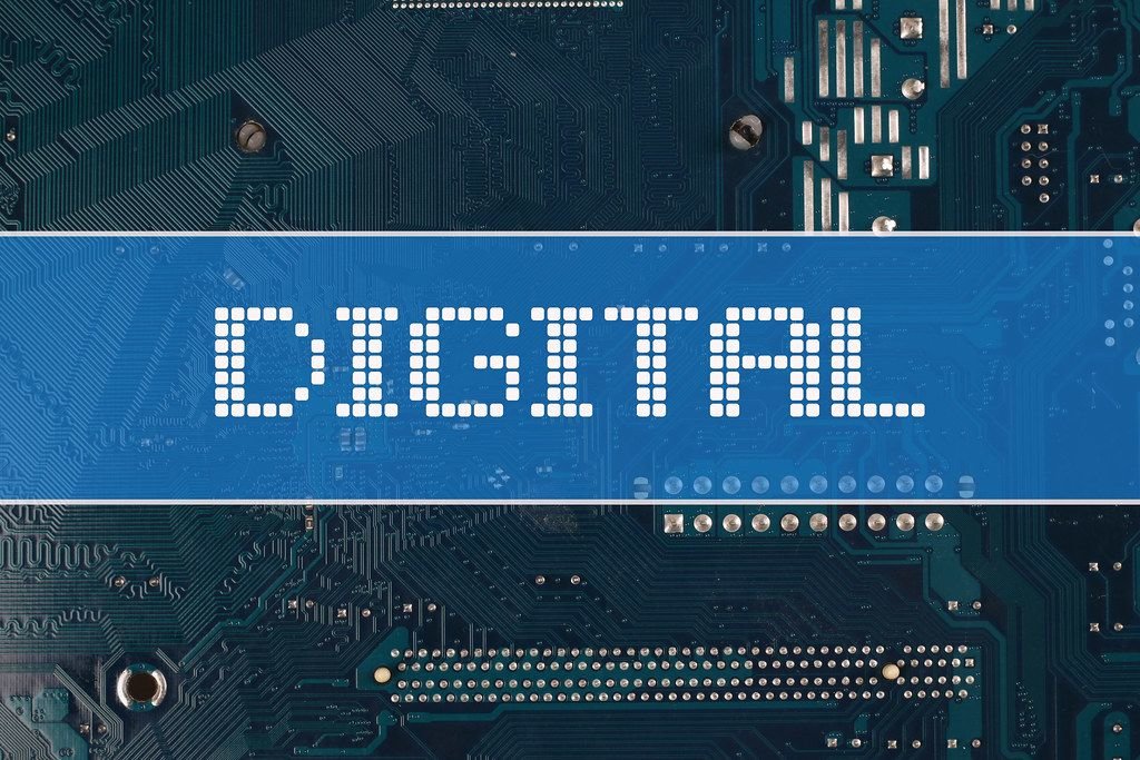 Wort Digital vor einer elektronischen Leiterplatte als Hintergrund