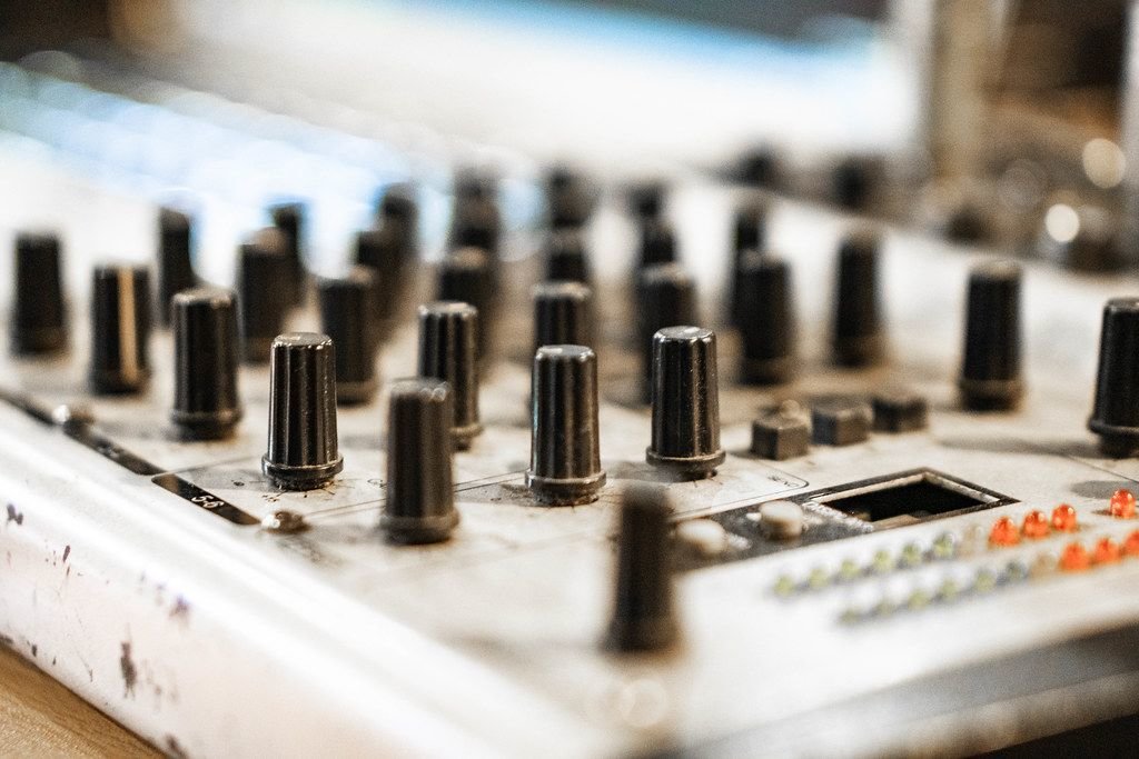 Macroaufnahme von Drehknöpfen auf einem Audio-Mixer