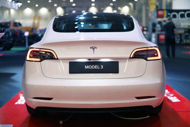 Tesla Model 3 Elektroauto im Weiß, Aufnahme von hinten