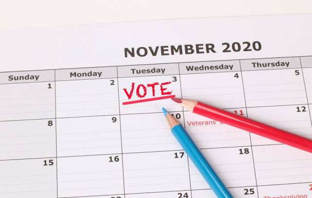Text Vote als Erinnerung in einem Kalendar am 3 November 2020 mit zwei bunten Malstiften