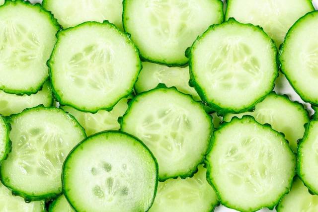 Grünes Gemüse als Hintergrund: rund geschnittene Gurken