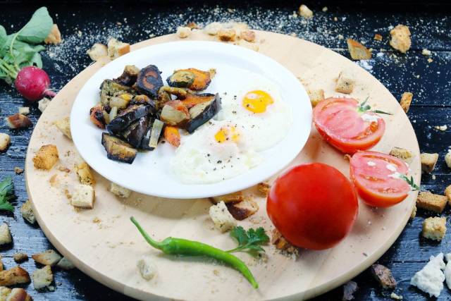 Fried eggs with grilled vegetables and tomatoes (Flip 2019)