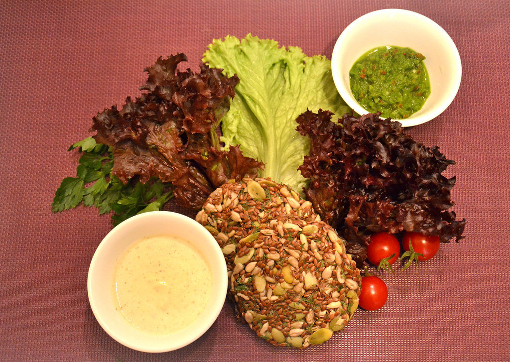 Kornbrot mit Soße und Salat