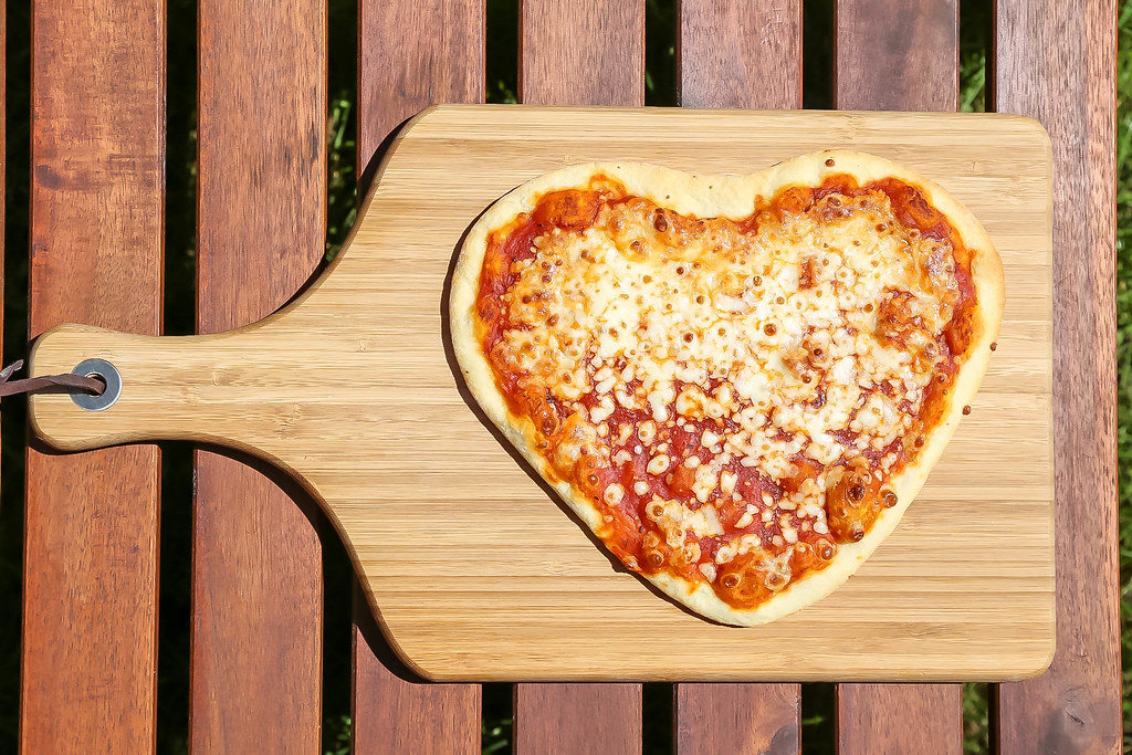 Pizza Magharita in Herzform