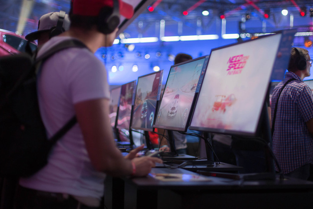 Besucher spielen Need For Speed