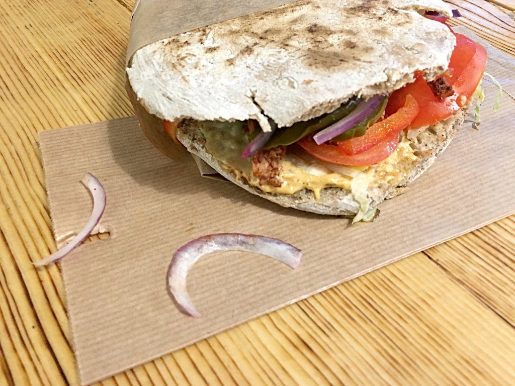 Panini mit Zwiebeln, Tomaten und Truthahn