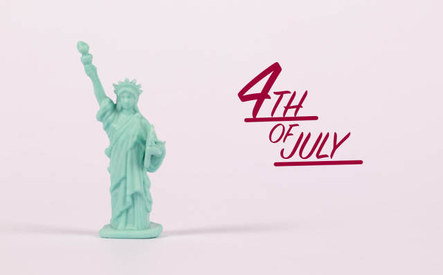 Statue of Liberty with 4h of July text