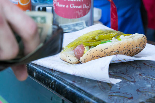All-Beef Chicago Hot Dog mit Salzgurke und Peperoni bei Relish Chicago Hot Dogs