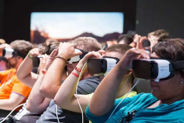 Besucher testen Gear VR 4D von Samsung