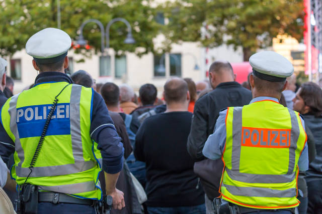 Polizeibeamte sichern den Heumarkt in Köln