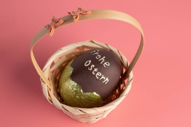 Easter egg with Frohe Ostern text in a basket