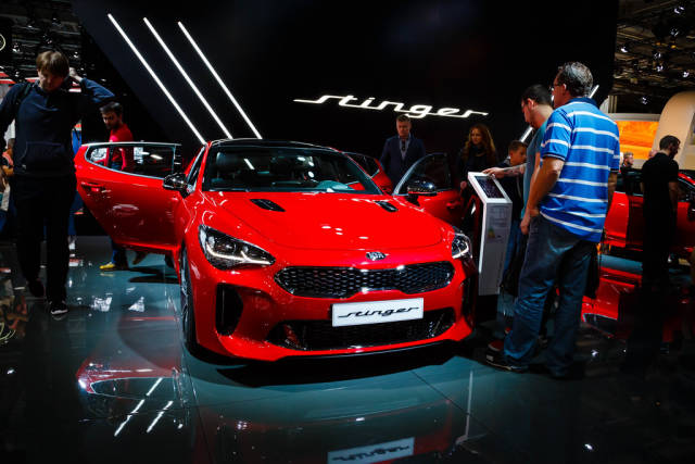 Besucher schauen sich das Modell Stinger von KIA an