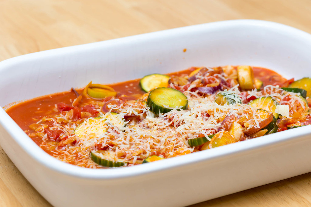 Auflaufform mit Gemüße und Käse