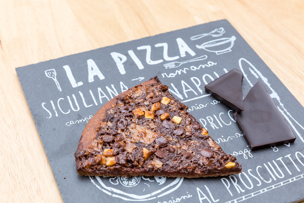 Gebackene Schokoladenpizza auf Schieferplatte