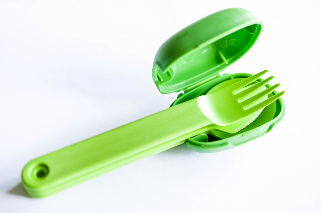 Portable plastic cutlery