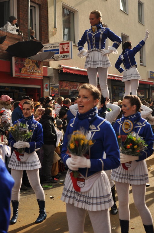 Blaue Funken am Rosenmontagszug 2012