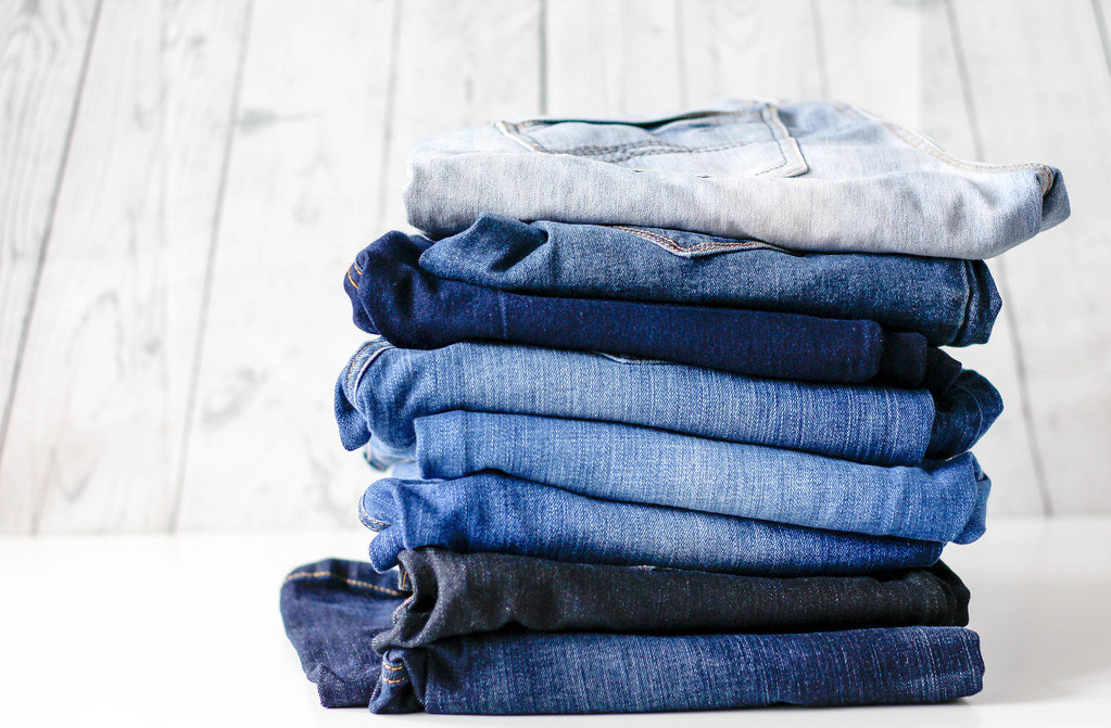 Stapel mit Jeans-Hosen