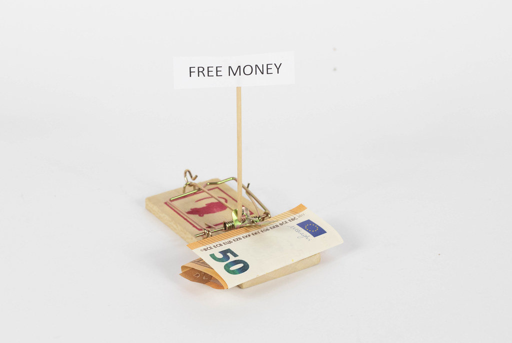 Mouse trap with Euro bill