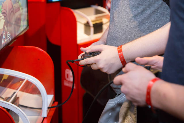 Besucher mit Nintendo Switch Kontrollern in Händen