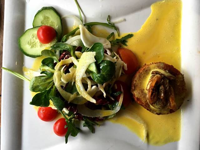 Salat mit Ziegenkäse, Safran und Feigen