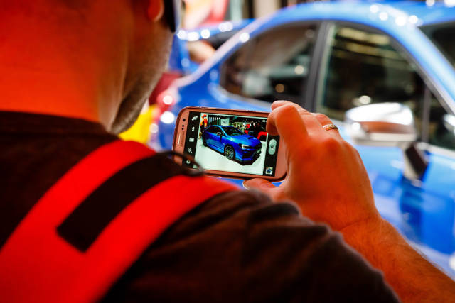 Besucher fotografiert das Modell WRX STI von Chevrolet