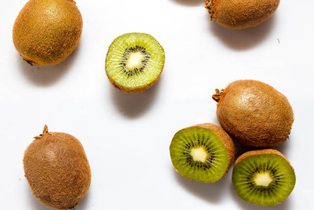 Aufgeschnittene Kiwis vor weißem Hintergrund