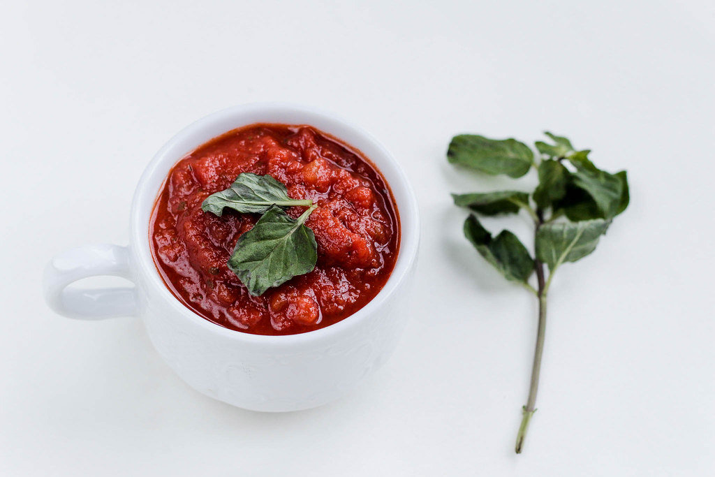 Italienische Tomatensuppe mit frischen Kräutern - Kostenloses Foto auf ...