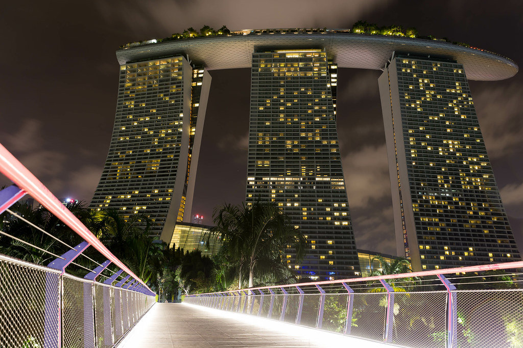 Skywalk To Marina Bay Sands At Night   Creative Commons Bilder