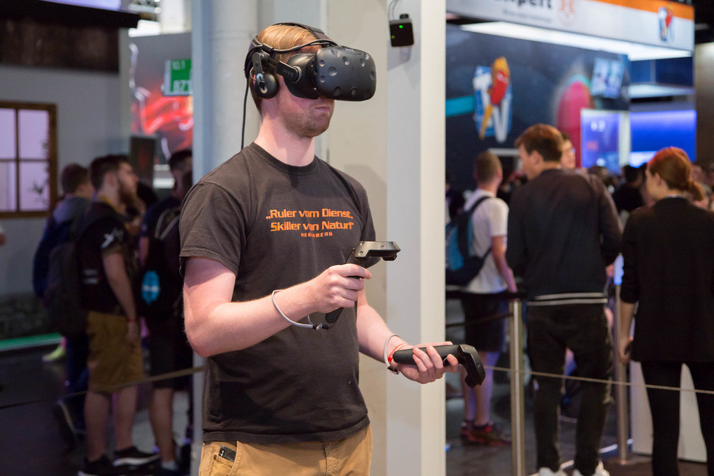 Besucher testet die HTC Vive